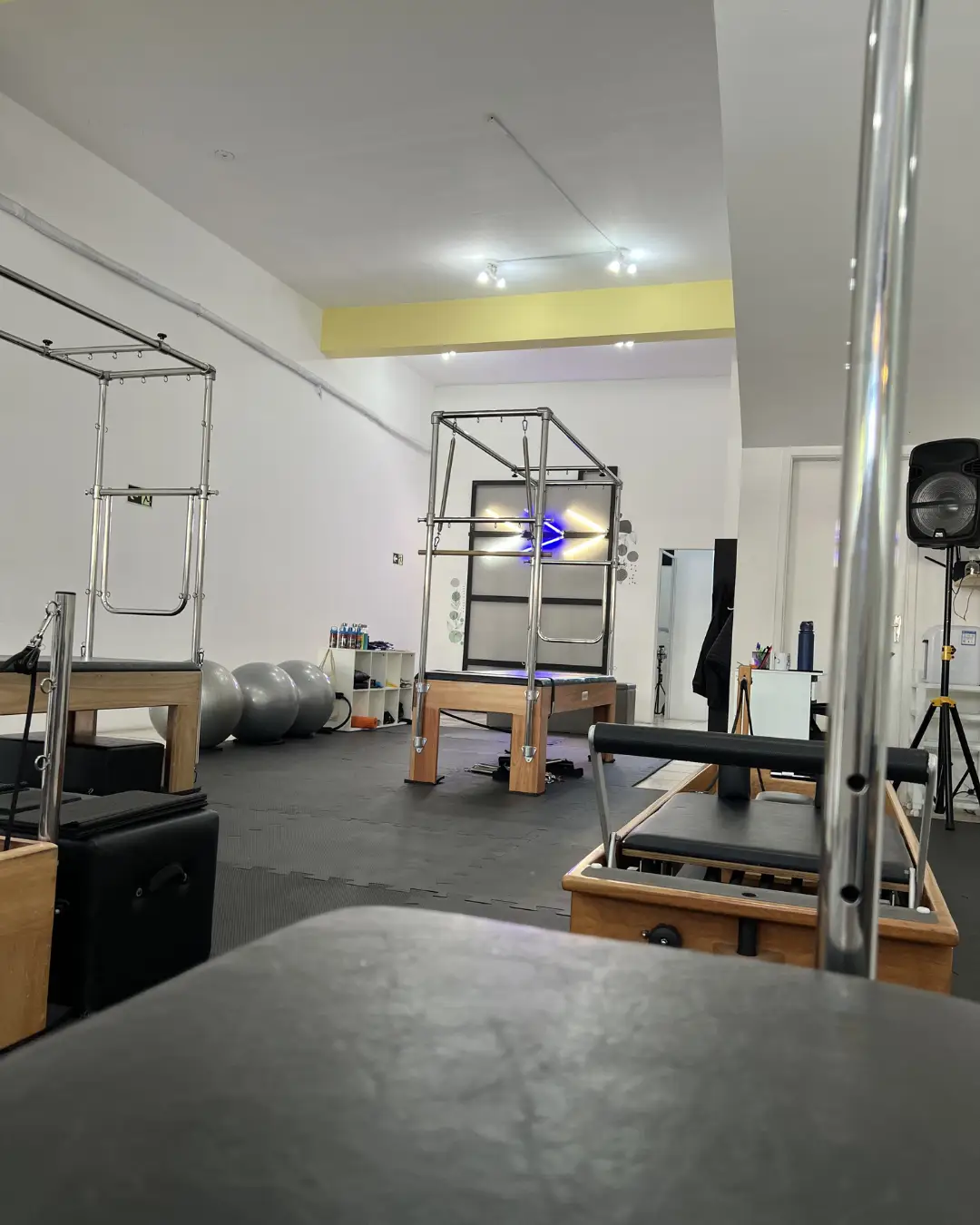 Ambiente de Pilates com aparelhos e circulação confortável