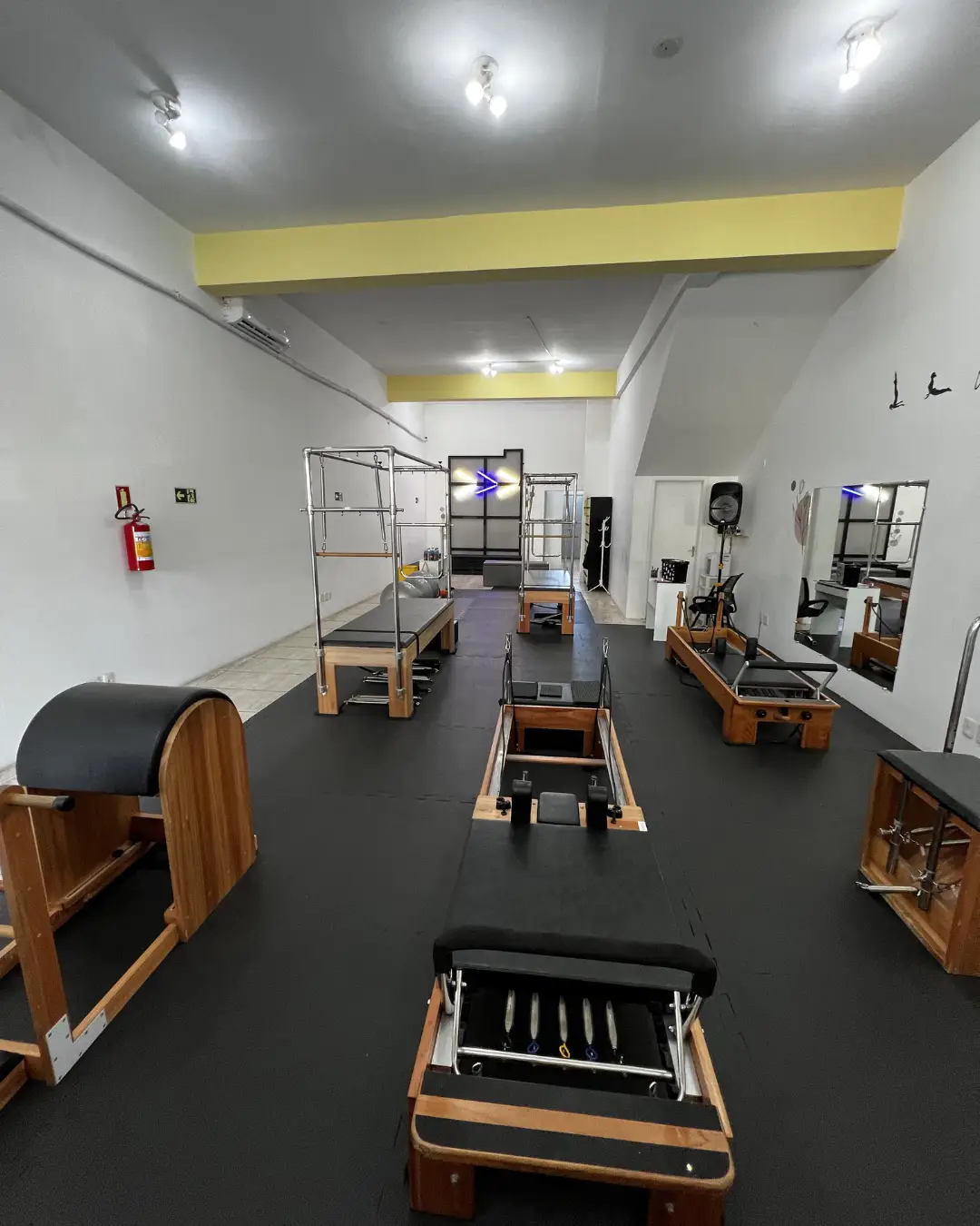 Sala de Pilates do Studio Q360 com aparelhos completos